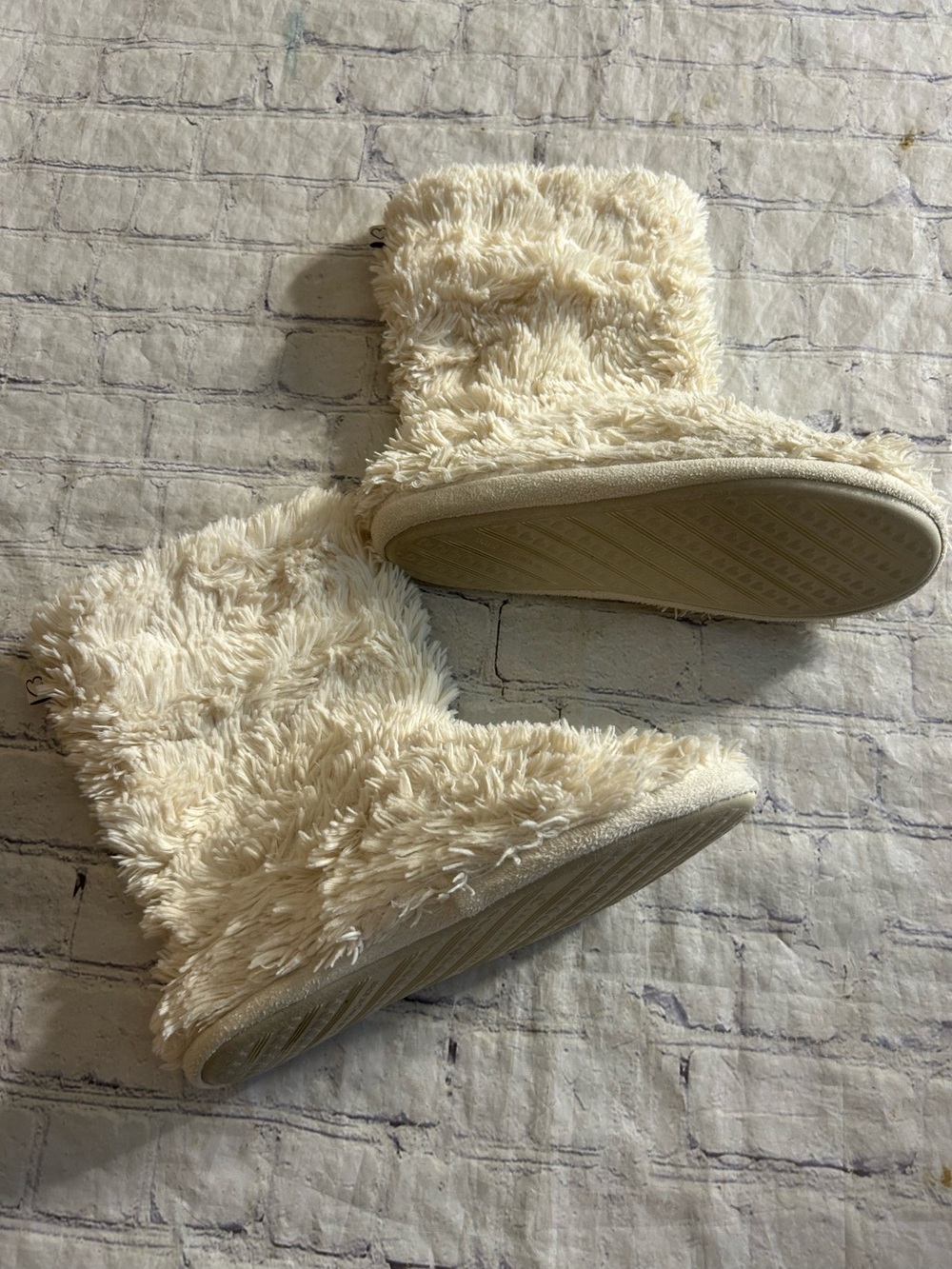 LC LAURA CONRAD IVORY (2019) WOMEN’S FUZZY ANKLE STYLE SLIPPERS SIZE M(7-8)